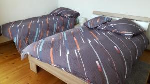 Un dormitorio con dos camas con sábanas a rayas. en Ferienwohnung Dent Blanche, en Savièse