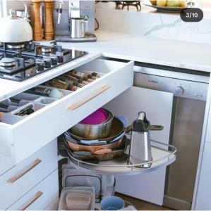 Un cajón abierto en una cocina con platos. en Puka Mala Tiny House, en Ciudad del Cabo