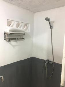 y baño con ducha y cabezal de ducha. en The living glamping and homestay, en Penebel