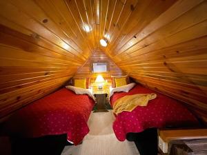 1 dormitorio con 2 camas en una casa de madera en Historic Sadie's Log Cabin, en McGregor