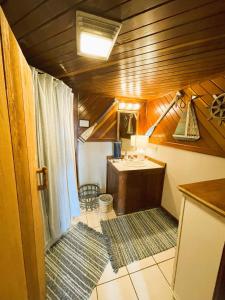 Una pequeña cocina con fregadero y encimera. en Historic Sadie's Log Cabin, en McGregor