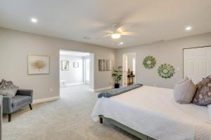 Postel nebo postele na pokoji v ubytování 4 Mi to Siesta Key Family Getaway with Balcony