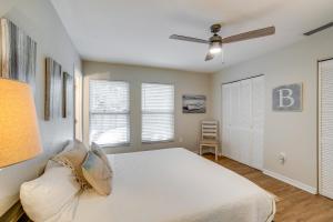 Postel nebo postele na pokoji v ubytování Walk to the Bay Pet-Friendly Oasis in Sarasota! + 18 fotografií