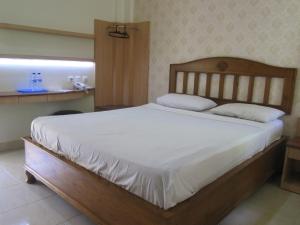 Letto o letti in una camera di Hotel Besar Purwokerto