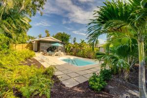 Bazén v ubytování Walk to the Bay Pet-Friendly Oasis in Sarasota! nebo v jeho okolí