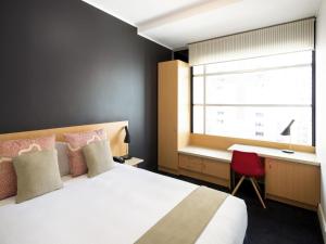 Giường trong phòng chung tại ibis Sydney World Square +52 ảnh