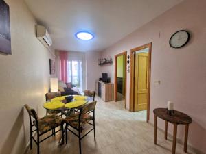 Et opholdsområde på Apartamento Elenita + 2 billeder