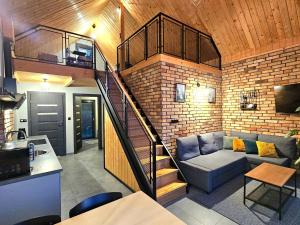 波拉齐克Bieszczadzka Pauza的带楼梯和沙发的客厅
