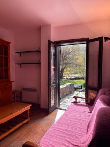 Zimmer mit einem Bett und einer Glasschiebetür in der Unterkunft Planta baja con piscina y barbacoa- La experiencia perfecta - Herbasabina 1 in Pla de l'Ermita + 13 Fotos