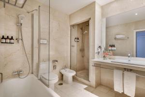 un bagno con vasca, WC e lavandino di NH Collection Madrid Abascal a Madrid