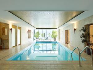 Bazén v ubytování Hotel Villa Hügel nebo v jeho okolí
