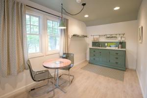 Η κουζίνα ή μικρή κουζίνα στο The Lodge on the Cove