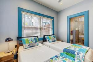 Un dormitorio con dos camas y una ventana en Tropical Vibes, en Key West 32 fotos más