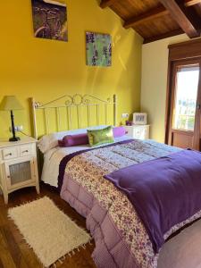 a bedroom with a large bed and a window at Casa El Gabinete in Cariño