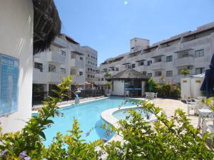 een zwembad voor een gebouw bij Cobertura Maison dos Colibris in Arraial do Cabo