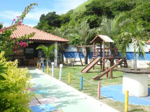 een speeltuin in een resort met een glijbaan bij Cobertura Maison dos Colibris in Arraial do Cabo
