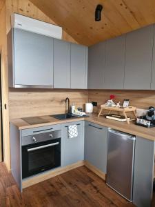 Η κουζίνα ή μικρή κουζίνα στο Słoneczny Brzeg Ekskluzywne domki z jacuzzi