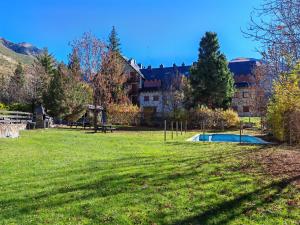 einem Park vor einem großen Gebäude in der Unterkunft Chimenea en invierno, piscina en verano - Herbasabina 3 in Pla de l'Ermita