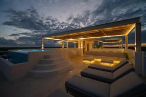 une maison avec une piscine sur le toit dans l'établissement Greta Puerto Morelos, à Puerto Morelos