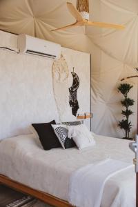 Postel nebo postele na pokoji v ubytování Seed Domo Tarifa