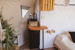 a room with a small table in a tiny house at Seed Domo Tarifa in Betis