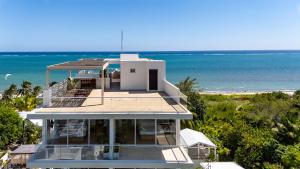 une maison avec vue sur l'océan dans l'établissement Greta Puerto Morelos, à Puerto Morelos