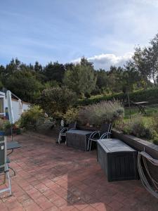 een patio met stoelen, een bank en een tafel bij Landhaus Freche Socke in Buchhorst +8 foto's