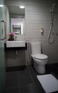 a bathroom with a toilet and a sink at Hotel Cascada in Kota Tinggi