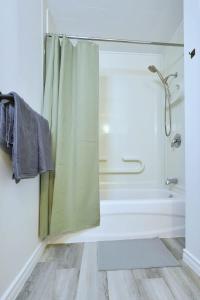 Ένα μπάνιο στο 1BR Backyard Bliss - Apt 6 +4 φωτογραφίες