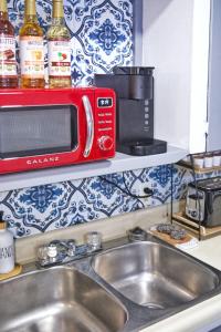 Η κουζίνα ή μικρή κουζίνα στο 1BR Backyard Bliss - Apt 6