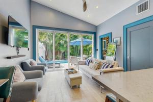 una sala de estar con un sofá y una mesa en Tropical Vibes, en Key West