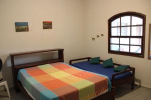 une chambre avec deux lits et une fenêtre dans l'établissement Azular Ubatuba - Eco Vila, Casas, Bangalôs, Yoga & Surf Inn, à Ubatuba 208 autres photos