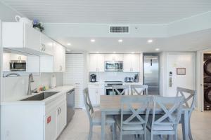 Nhà bếp/bếp nhỏ tại The Grand Cayman | Beautifully Remodeled Key West Condo!