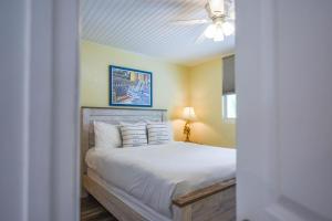 Postel nebo postele na pokoji v ubytování The Saint Martin Suite - Sunrise Suites