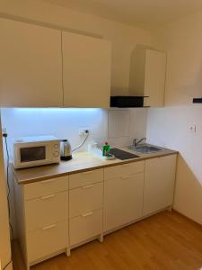 Kuchyň nebo kuchyňský kout v ubytování Cozy apartment near City Center with easy transport access