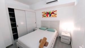 ein kleines Schlafzimmer mit einem Bett mit einem Teddybär darauf in der Unterkunft Punta Cana Beach & Garden B&B 1 in Punta Cana