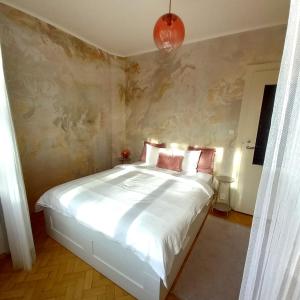 Ένα ή περισσότερα κρεβάτια σε δωμάτιο στο Romantic Cathedral View Apt Old Town, Balcony