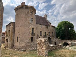 un vecchio edificio in pietra con una torre in cima di Chateau d'Albon - Saint Andre d'Apchon a Saint-André-dʼApchon