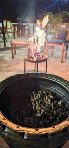 un foyer avec un bol rempli de nourriture dans l'établissement ilika Resort, Pauri, à Pauri