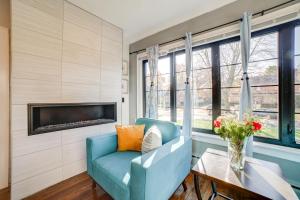 ein Wohnzimmer mit einem blauen Stuhl und einem Kamin in der Unterkunft Near Casinos and Lake Michigan Beaches Hammond Apt in Hammond