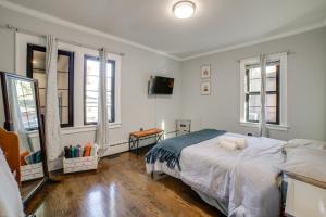 ein Schlafzimmer mit einem Bett und einigen Fenstern in der Unterkunft Near Casinos and Lake Michigan Beaches Hammond Apt in Hammond