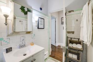 ein Badezimmer mit Waschbecken und Spiegel in der Unterkunft Near Casinos and Lake Michigan Beaches Hammond Apt in Hammond + 17 Fotos