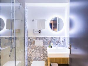 a bathroom with a sink and a shower at ibis Styles Paris Gare de l'Est TGV in Paris