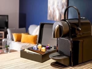 eine kleine schwarze Box auf einem Tisch in der Unterkunft Aparthotel Adagio La Défense Esplanade in Puteaux