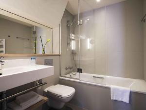 Ένα μπάνιο στο Mercure Deauville Centre +46 φωτογραφίες