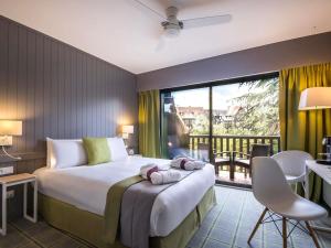 Ένα ή περισσότερα κρεβάτια σε δωμάτιο στο Mercure Deauville Centre