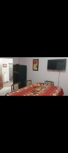 ein Esszimmer mit Tisch und Fernseher in der Unterkunft Gustavo 2 in Villa Mercedes