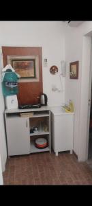 eine Küche mit einer Theke und einem Waschbecken in einem Zimmer in der Unterkunft Gustavo 2 in Villa Mercedes