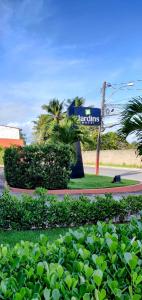 un cartello per un cartello di Hawkins sul lato di una strada di Jardins Motel (Adults Only) a Maceió
