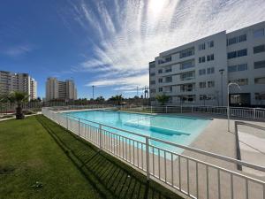 Depto a pasos de la playa, vistas al mar في لا سيرينا: حمام سباحة كبير أمام مبنى